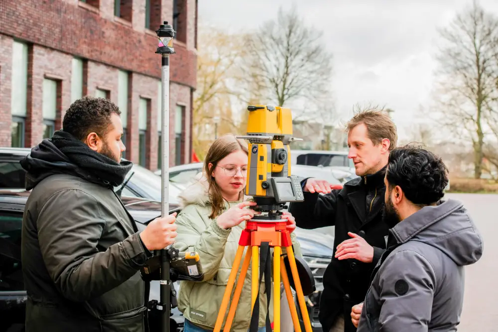 Trainees en docent tijdens een cursus 3d operator