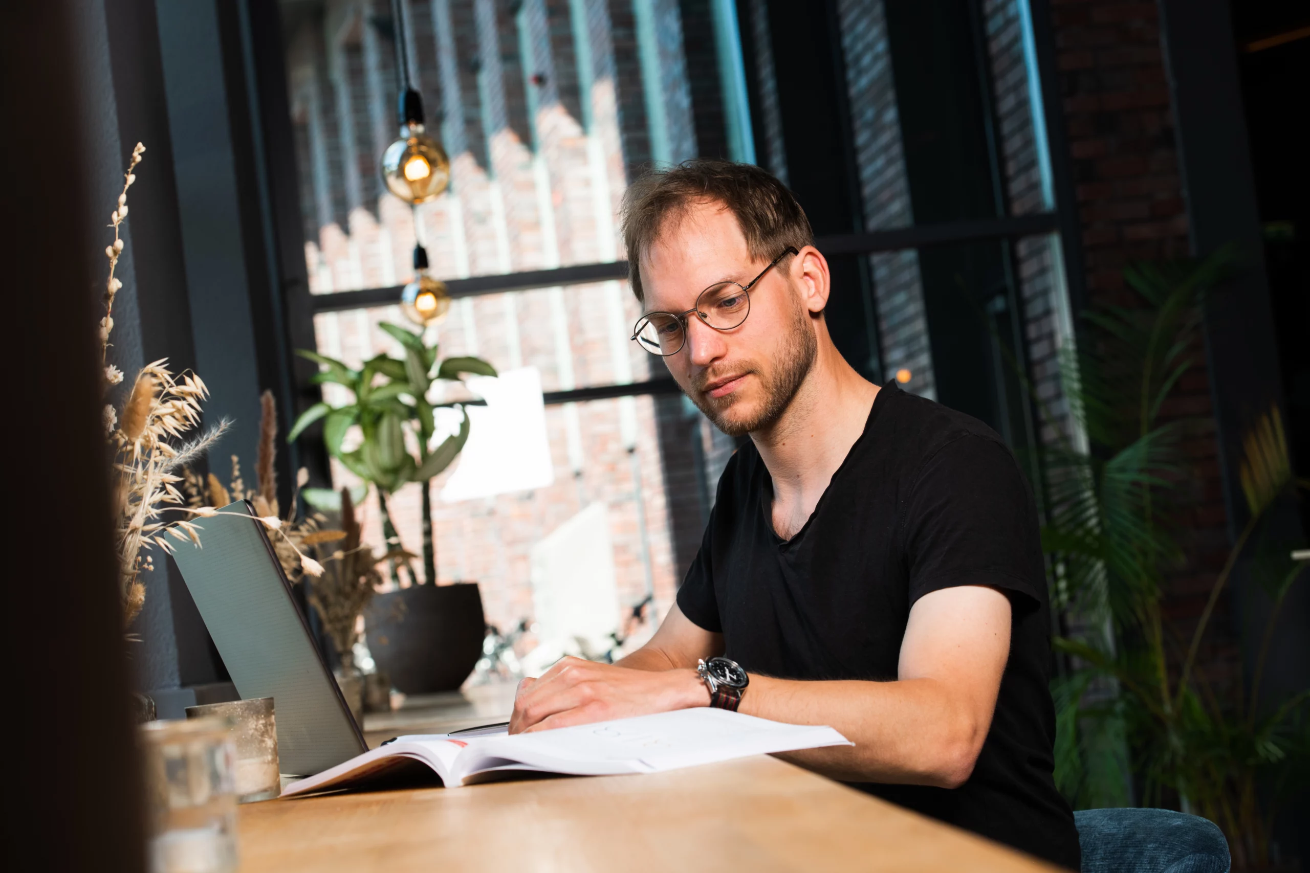 Trainee Tim werkt aan een MOOC