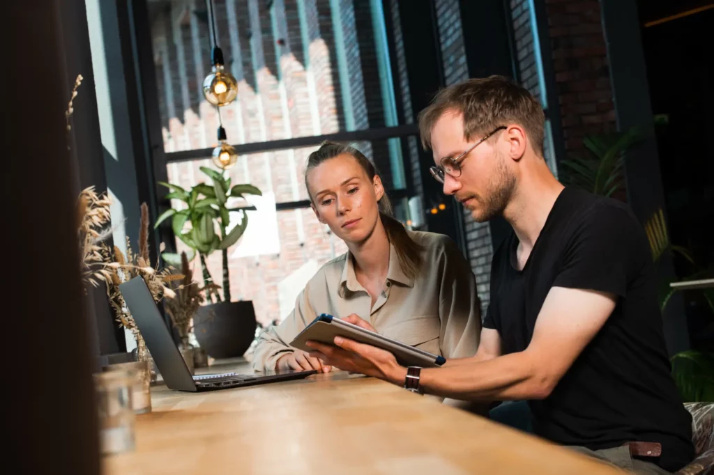 Trainees Anna en Tim aan het studeren aan de Wapenrustlaan