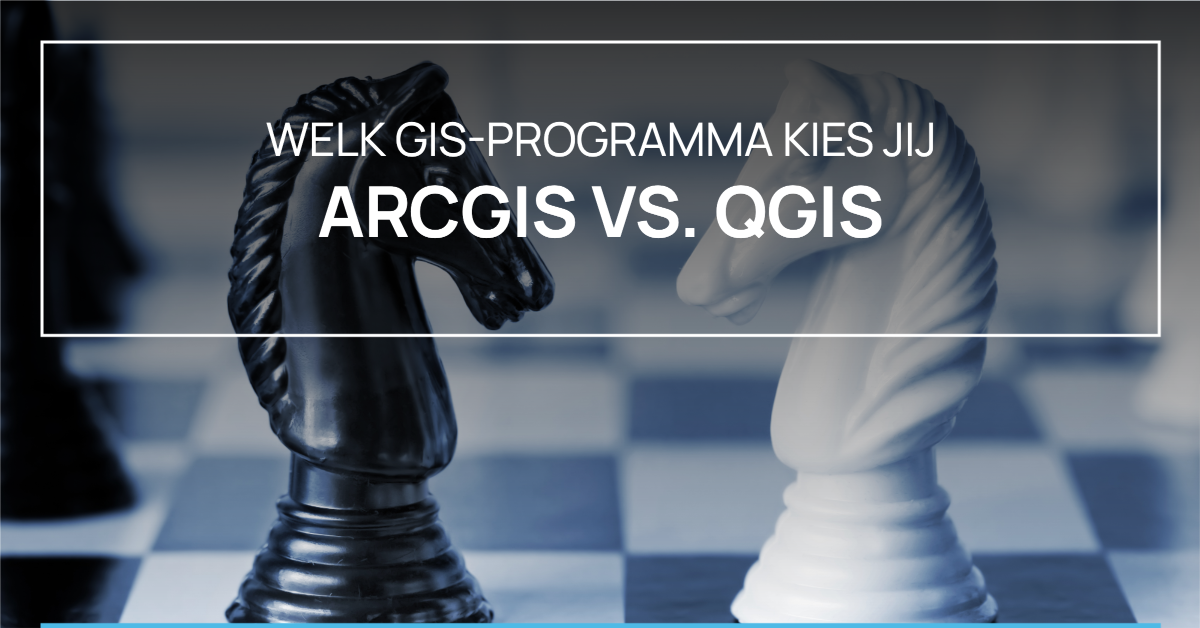 Een schaakbord met een zwarte en een witte ridderschaakstuk tegenover elkaar, symboliserend de keuze tussen twee GIS-programma's: ArcGIS versus QGIS. De tekst 'Welk GIS-programma kies jij? ArcGIS vs. QGIS' staat in het midden