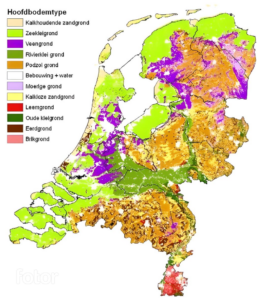 Een gedetailleerde kaart van Nederland met verschillende hoofdtypen bodem, zoals zeeklei, veengrond, rivierklei en zandgronden. De kaart toont de geografische verspreiding van deze bodemsoorten, wat waardevolle informatie biedt voor een adviseur bodem bij bodemonderzoek, landgebruik en ruimtelijke ordening. Kleuren representeren verschillende bodemtypes, waaronder kalkhoudende zandgrond, podzolgronden en leemgrond, essentieel voor agrarische toepassingen, bouwprojecten en milieukundige analyses.