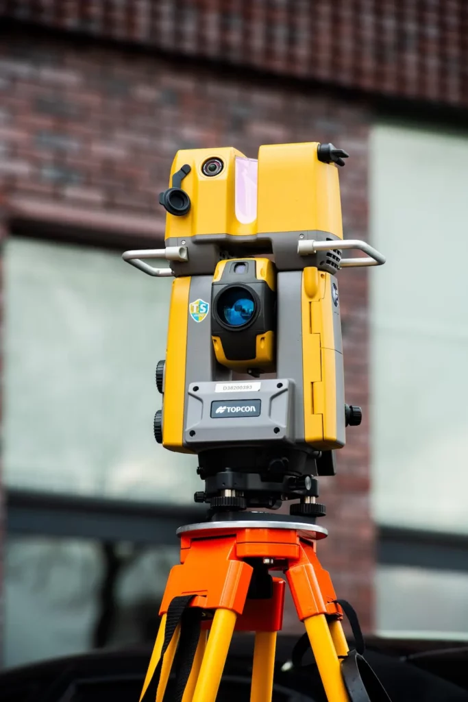 close up van total station tijdens opleiding landmeetkunde