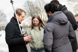 cursisten buiten tijdens van opleiding landmeetkunde