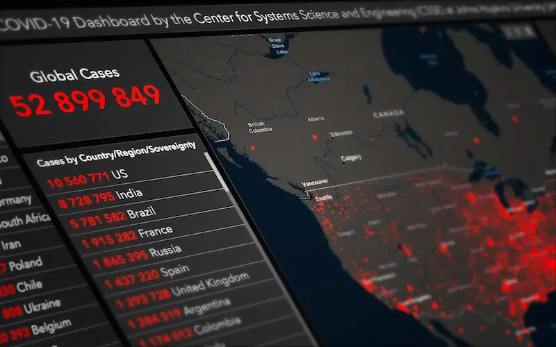 Digitale wereldkaart met data-overlays en statistieken, illustratie van geodata-analyse in rampenbeheer en crisisbestrijding.